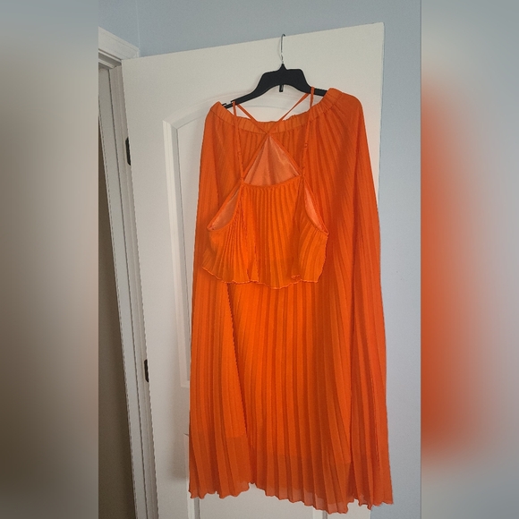 Beautiful Women's 2 piece skirt set - Picture 2 of 3